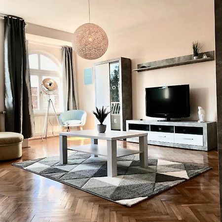 Szeged Gyoengye Apartamento Exterior foto
