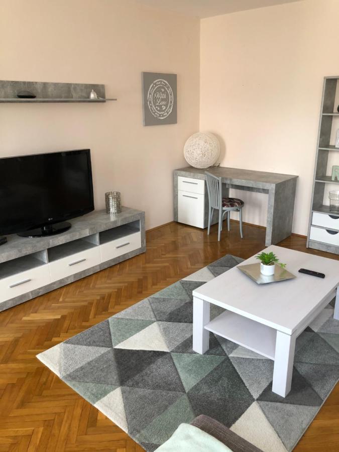 Szeged Gyoengye Apartamento Exterior foto