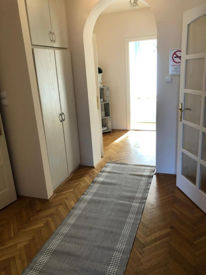 Szeged Gyoengye Apartamento Exterior foto