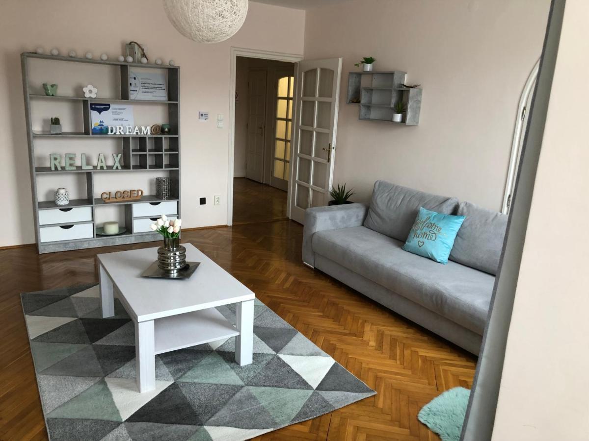 Szeged Gyoengye Apartamento Exterior foto
