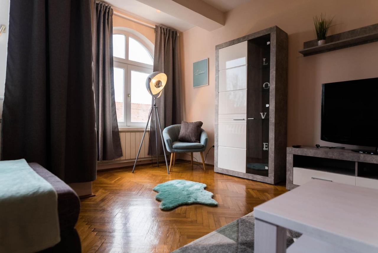 Szeged Gyoengye Apartamento Exterior foto